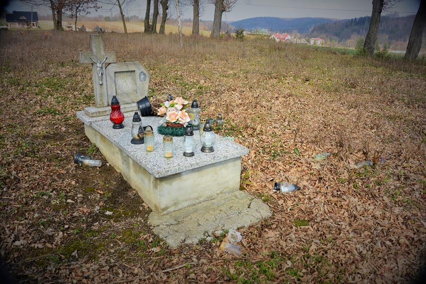 Na cmentarzu w Woli Krzywieckiej (12).JPG