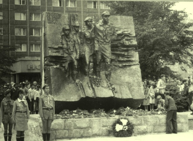 01. Katowice - pomnik harcerzy 1983 r..jpg