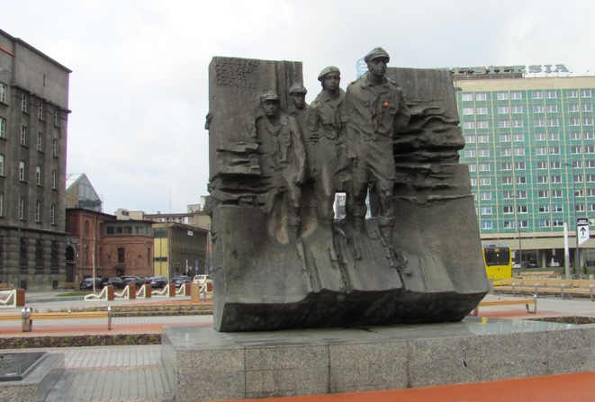2. Katowice - pomnik harcerzy.JPG