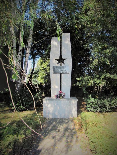Bobrowniki - pomnik (1).JPG