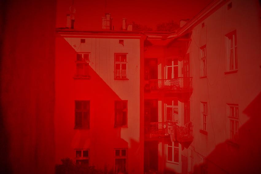 Podwórko widziane przez czerwone szkiełko w oknie.JPG