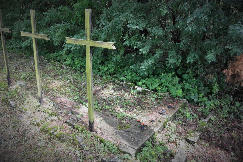 Cmentarz w Kotowicach po akcie wandalizmu (23).JPG