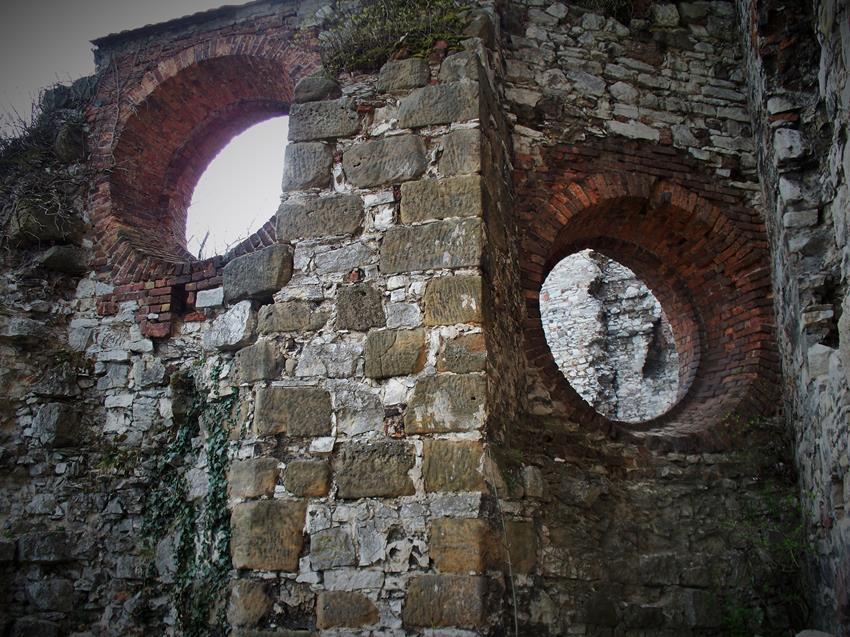Ruiny kaplicy (5).jpg