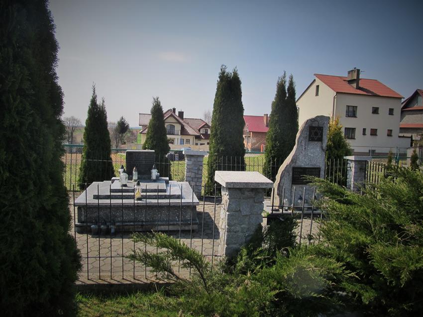 Pomnik na cmentarzu (1).jpg