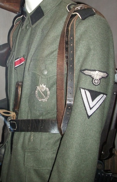 45 Muzeum Powstania Warszawskiego -mundur niemieckiego żołnierza.jpg