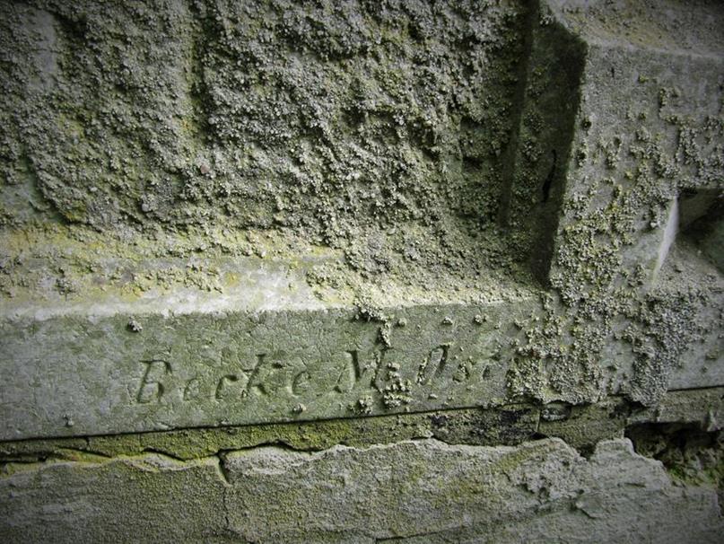 Sygnatura ze starego cmentarza ewangelickiego w Bielsku.jpg