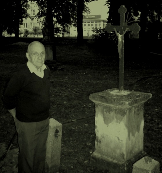 Spoleczny opiekun Starego Cmentarza w Olkuszu dh Ryszard Kowal - 86 lat.JPG