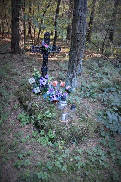 Brudzowice - grób w lesie (3).JPG