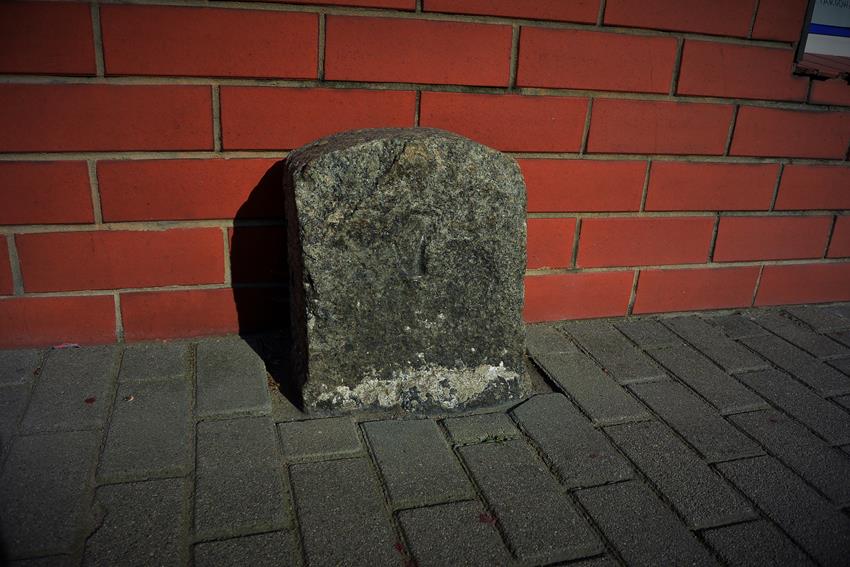 Koszęcin - granitowy kamień drogowy (1).JPG