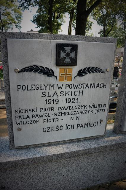 Mogiła na cmentarzu (2).JPG