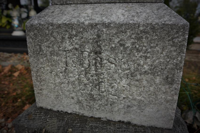 Grób pozbawiony tablicy i krzyża (2).JPG
