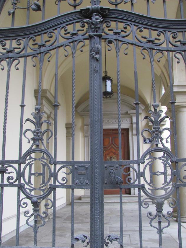 Brama przy Pałacu Czapskich - fot. 1.JPG
