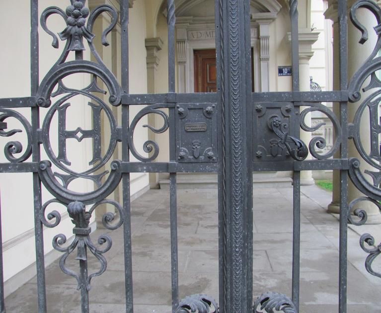 Brama przy Pałacu Czapskich - fot. 2.JPG