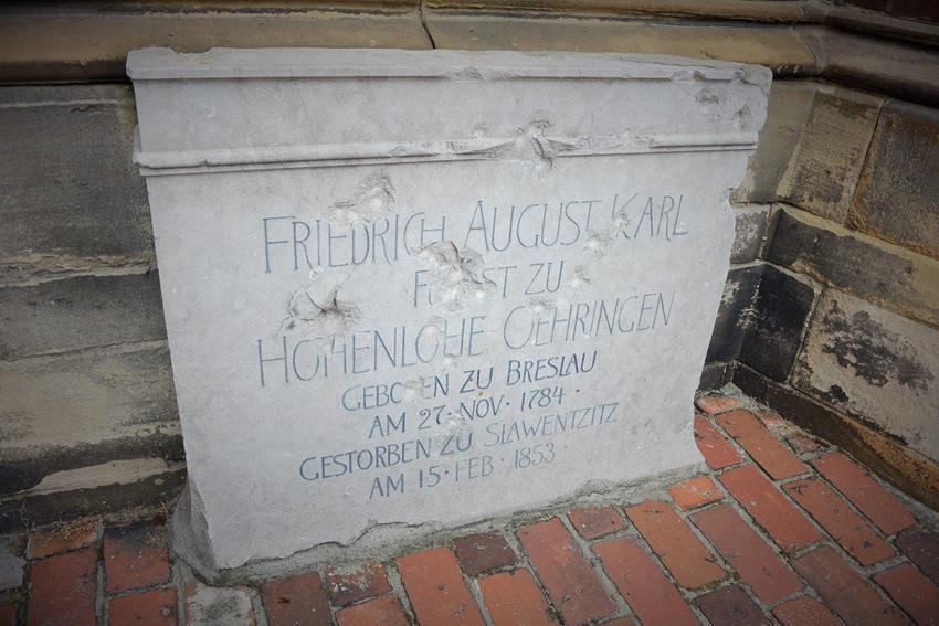 Kamień nagrobny księcia Friedricha Augusta Zu Hohenlohe Oehringen (3).JPG
