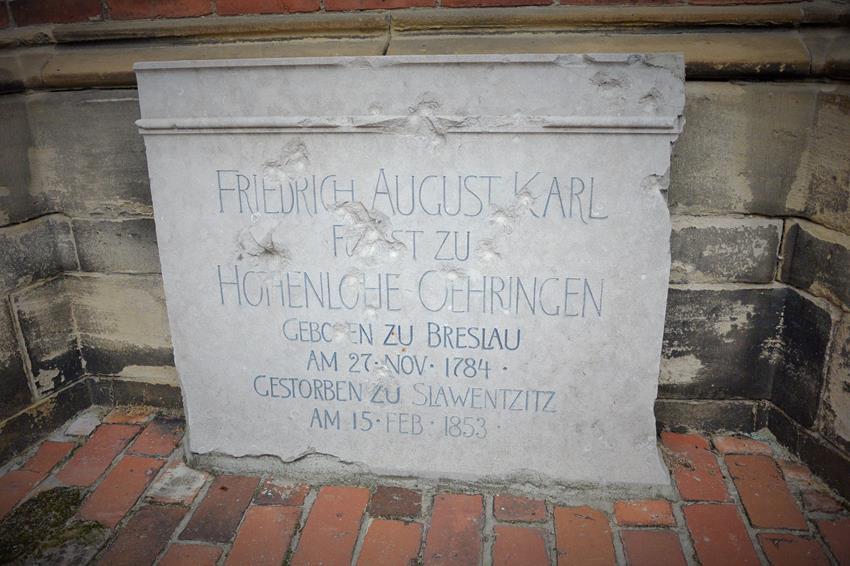 Kamień nagrobny księcia Friedricha Augusta Zu Hohenlohe Oehringen (4).JPG