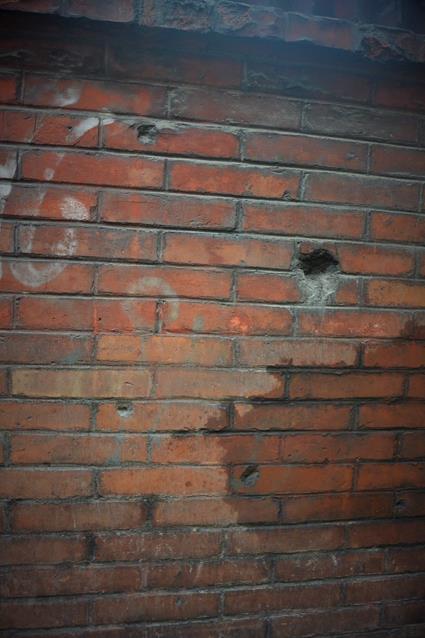 Ostrzelany mur (16).JPG