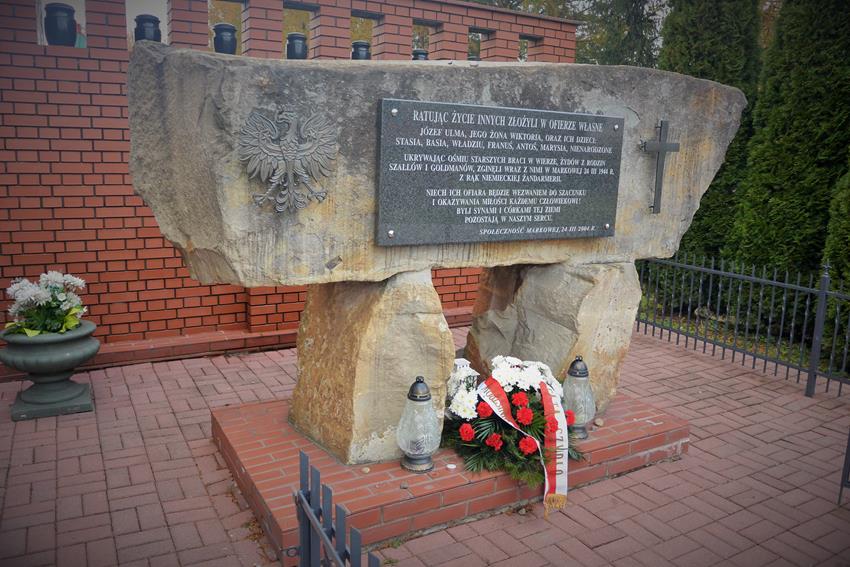Pomnik w Markowej (1).JPG