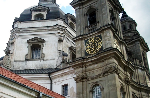 4 Litwa - Pożajść - kopuła i wieże z placu klasztornego.jpg