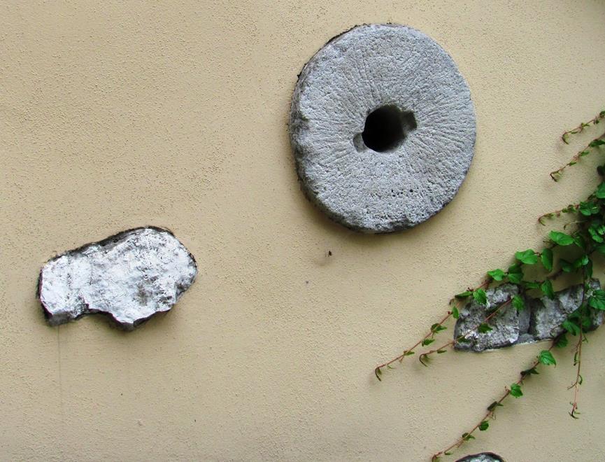 Fragment lapidarium przy kościele św. Józefa w Krakowie Podgórzu.JPG