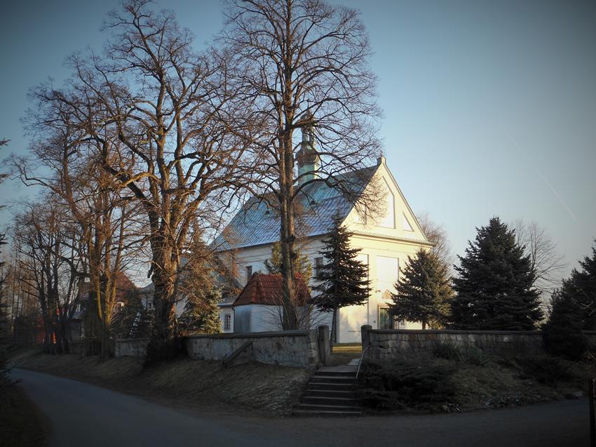 Kościół Bożogrobców znajdujący się poniżej grodziska.JPG