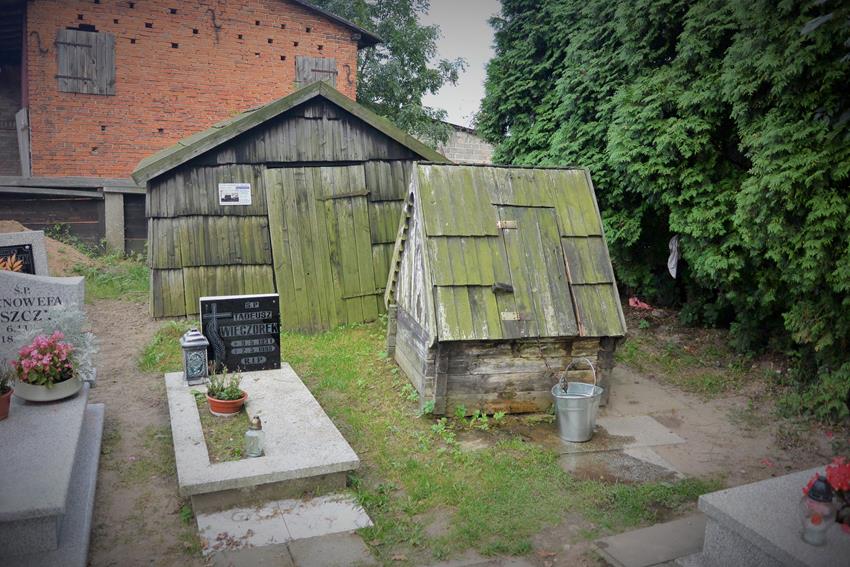 Cieszowa - studnia na cmentarzu (1).JPG