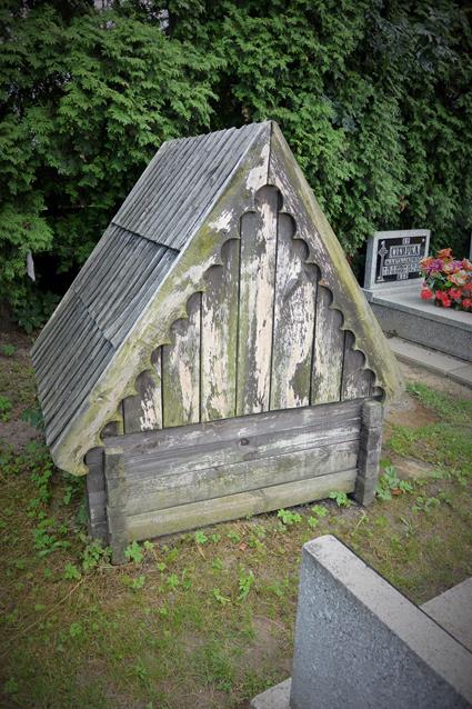 Cieszowa - studnia na cmentarzu (3).JPG