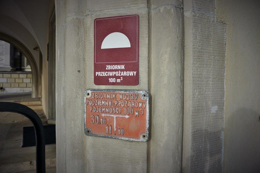 Wawel - tabliczka oznacznikowa traktująca o zbiorniku podziemnym (1).JPG