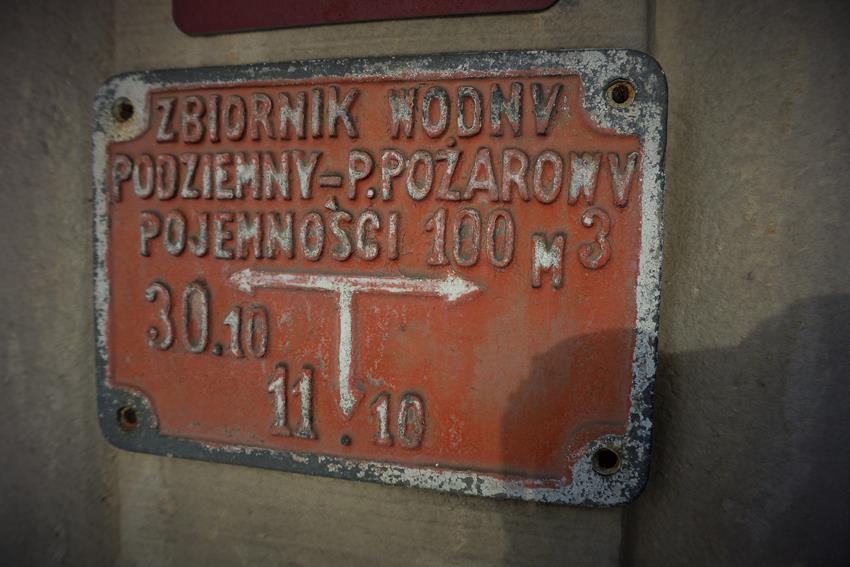 Wawel - tabliczka oznacznikowa traktująca o zbiorniku podziemnym (2).JPG