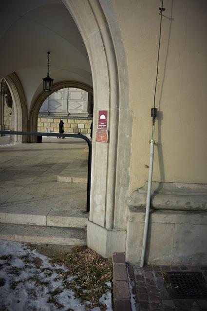Wawel - tabliczka oznacznikowa traktująca o zbiorniku podziemnym (3).JPG