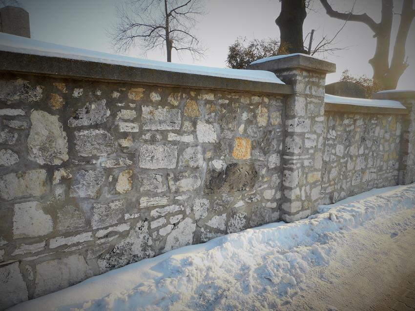 Radzionków - w murze cmentarza (5).JPG