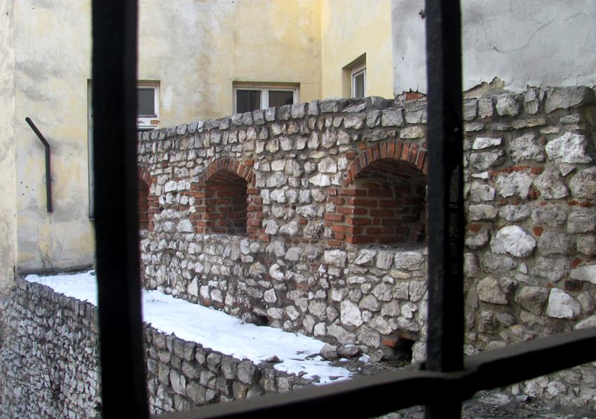 1. Mur Kazimierza z okna Babińca Synagogi Kupa.JPG