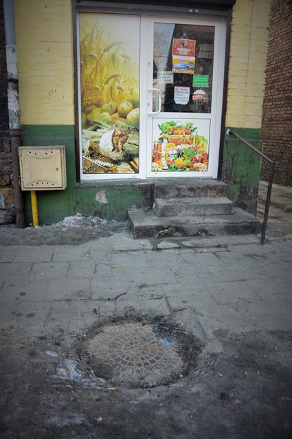 Ulica Pawła Śmiłowskiego 12, przed wejściem do piekarni (1).JPG