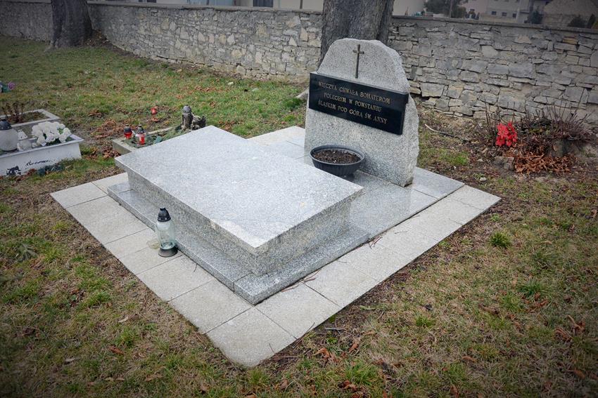 Grób na cmentarzu w Dolnej (5).JPG