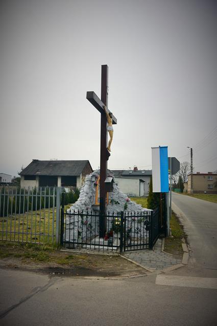 Krzyż w Rybnej (7).JPG