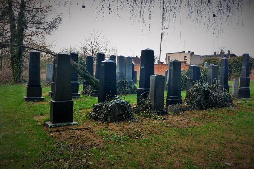 Nagrobki z Białej na cmentarzu w Bielsku (1).JPG