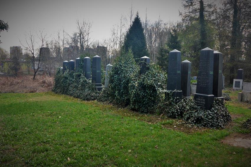 Nagrobki z Białej na cmentarzu w Bielsku (2).JPG