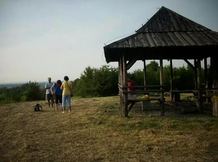 1. Chełm - majdan grodziska - grupa turystów przed altaną.JPG