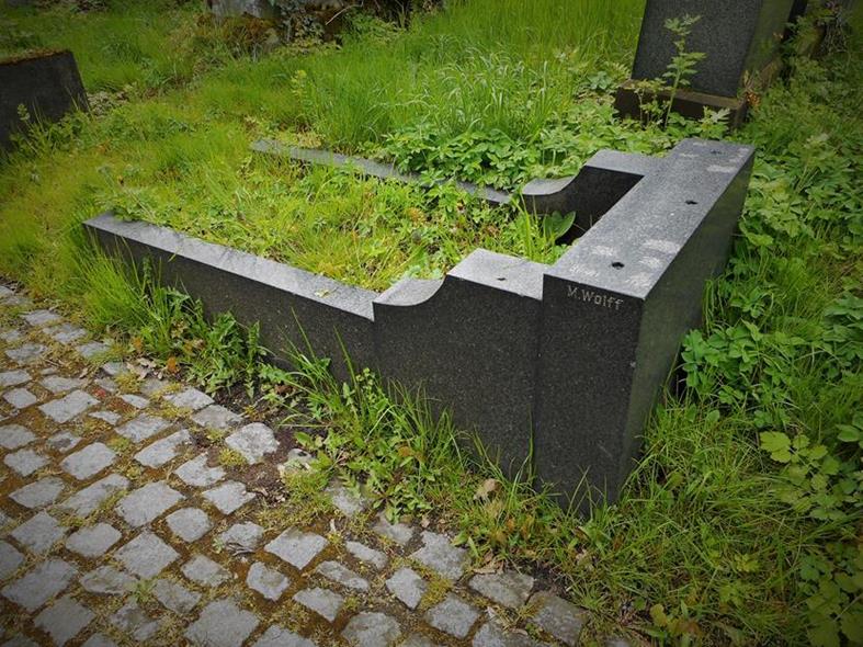 Zniszczony grób (1).JPG