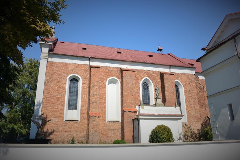 Tarczyn - kościół (1).JPG
