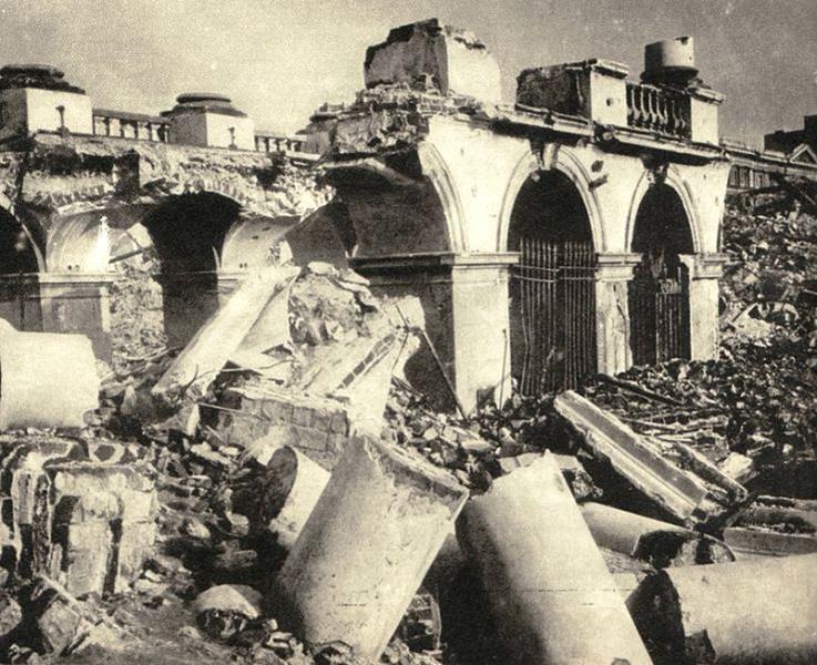 800px-The_Saski_Palace_Warsaw,_destroyed_by_Germans_in_1944.jpg