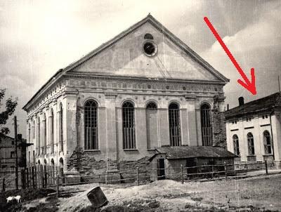 Synagoga w latach 60. XX wieku. Z boku bejt ha-midrasz.jpg