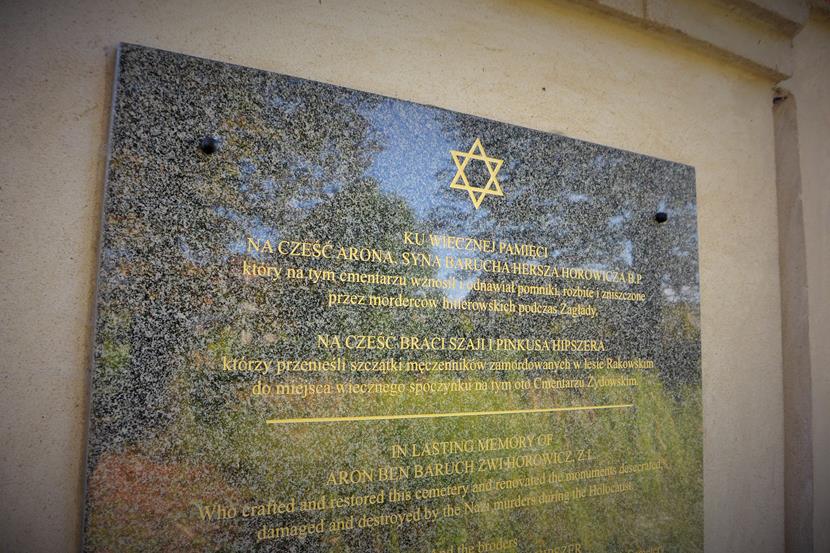 Tablica upamiętniająca ofiary Holocaustu (3).JPG