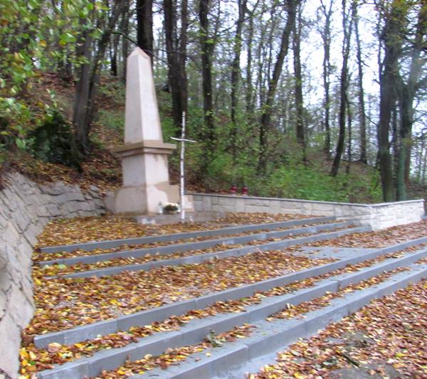 4. Łapanow - pomnik pod Grabowcem.JPG