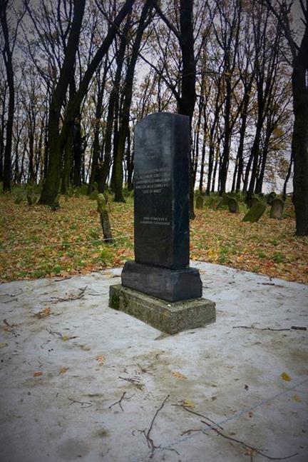 Historyczny pomnik z roku 1947 (4).JPG