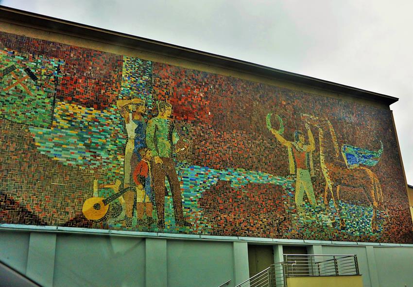 Mozaika na ścianie  Wodzisławskiego Centrum Kultury.JPG