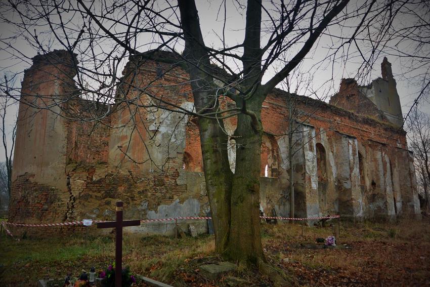 Wojnowice - ruiny kościoła (14).JPG