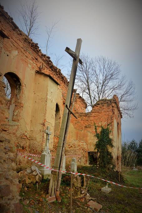 Wojnowice - ruiny kościoła (26).JPG