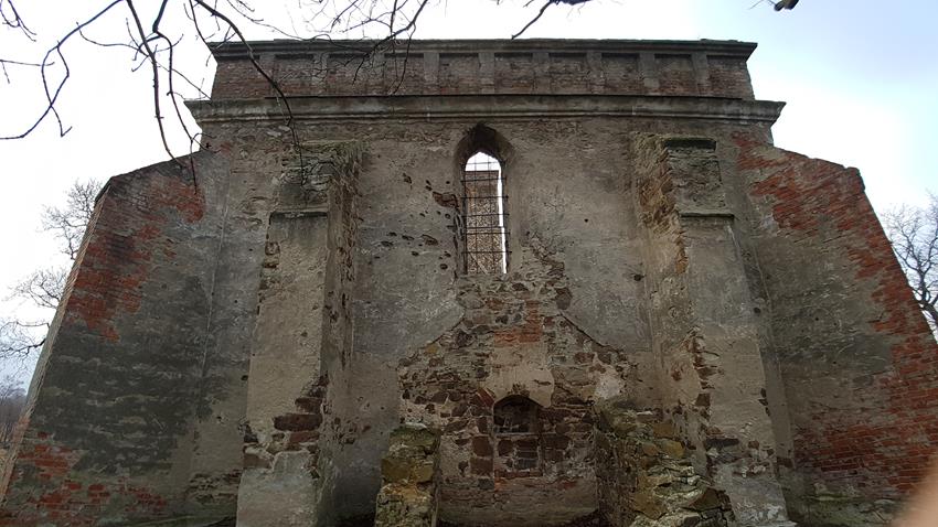 Włodzienin - ruiny kościoła (8).jpg