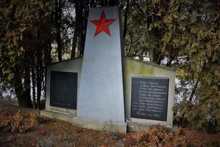 Cmentarz żołnierzy radzieckich (13).JPG