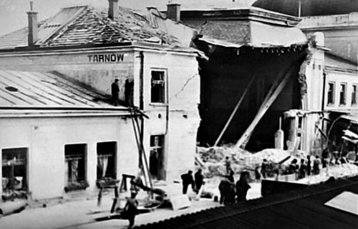 Dworzec po eksplozji (2).jpg